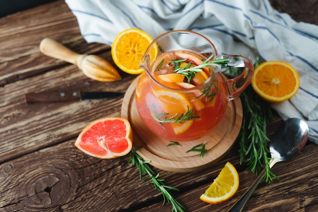 Limonata con pompelmo e rosmarino