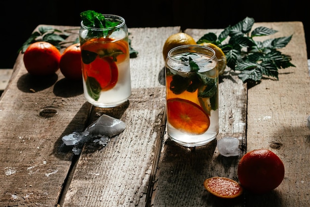limonata di agrumi alla luce