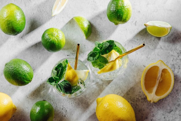 Limonata di agrumi freschi con lime, limoni e menta. Bevande estive.