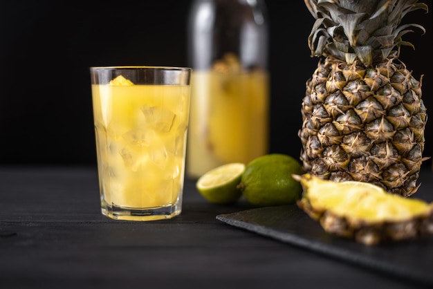 Limonata di ananas fermentata su sfondo nero