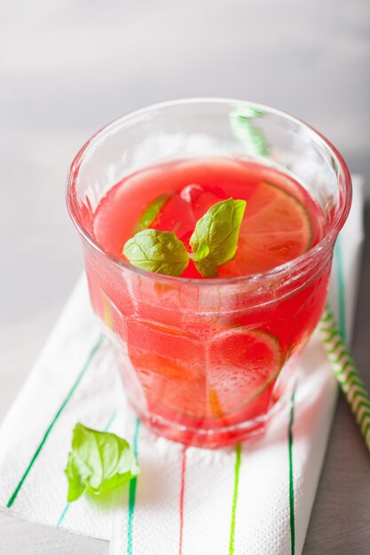 Limonata di anguria con lime e menta