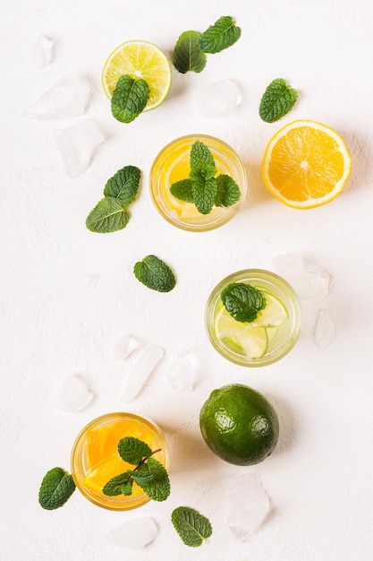 Limonata di estrazione di agrumi e menta o detox.