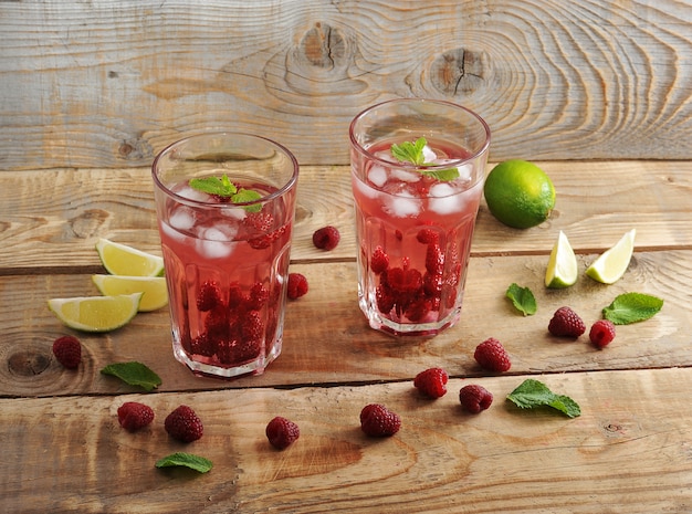 Limonata di frutta con lamponi e ghiaccio, lime e menta