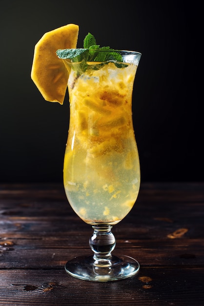 Limonata di frutta in un uragano di vetro con cachi e menta