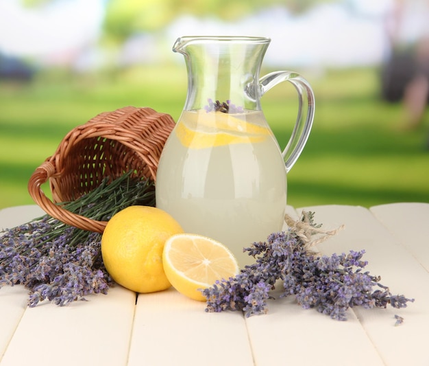 Limonata di lavanda su sfondo luminoso