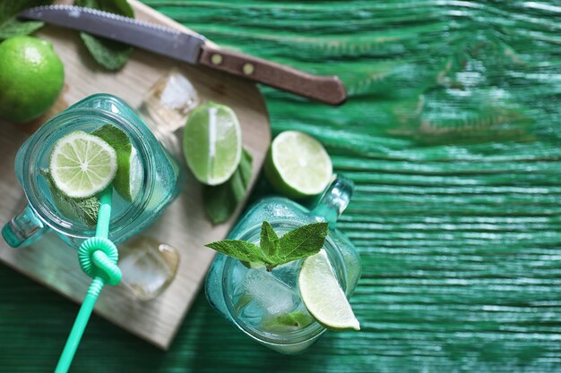 Limonata di lime e menta in un barattolo di vetro su un tavolo