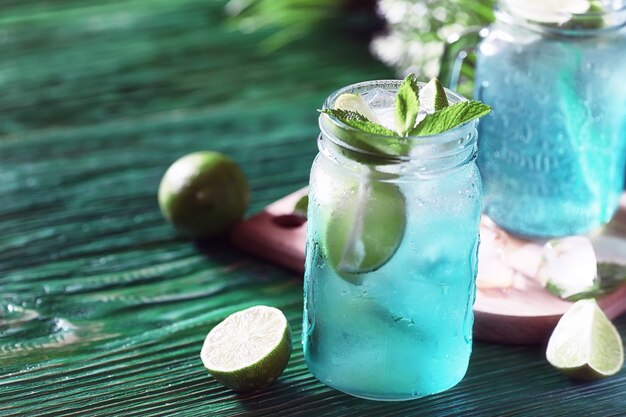 Limonata di lime e menta in un barattolo di vetro su un tavolo