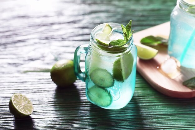 Limonata di lime e menta in un barattolo di vetro su un tavolo