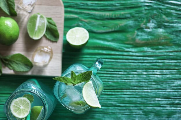 Limonata di lime e menta in un barattolo di vetro su un tavolo