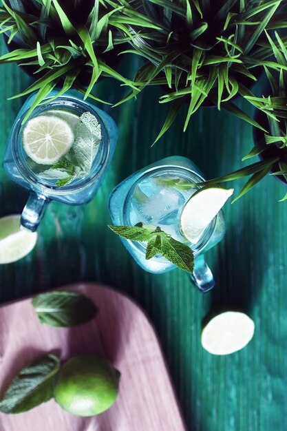 Limonata di lime e menta in un barattolo di vetro su un tavolo