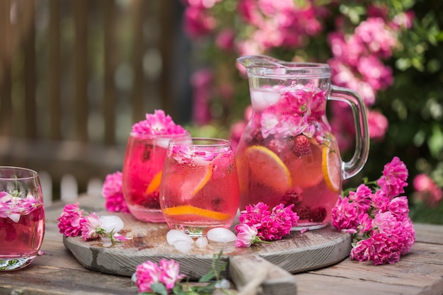 Limonata di rose fresca con ghiaccio sul giardino naturale