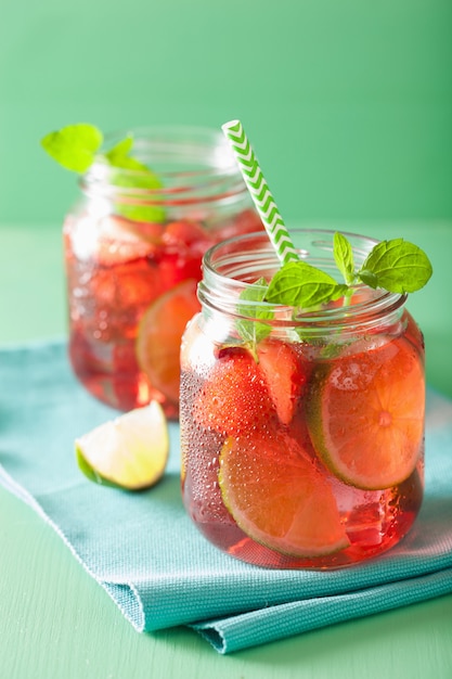 Limonata estiva alla fragola con lime e menta in vasetti