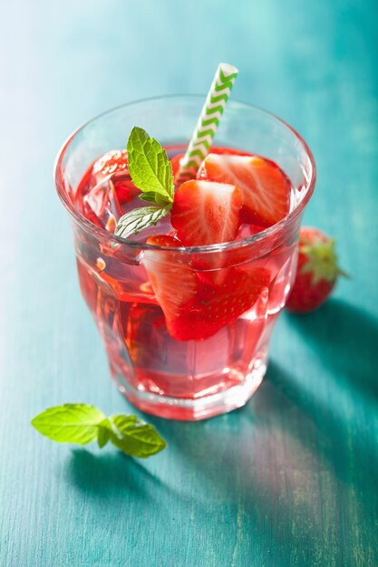 Limonata estiva alla fragola con lime e menta