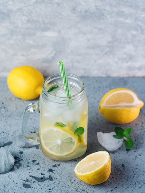 Limonata estiva rinfrescante al limone e menta