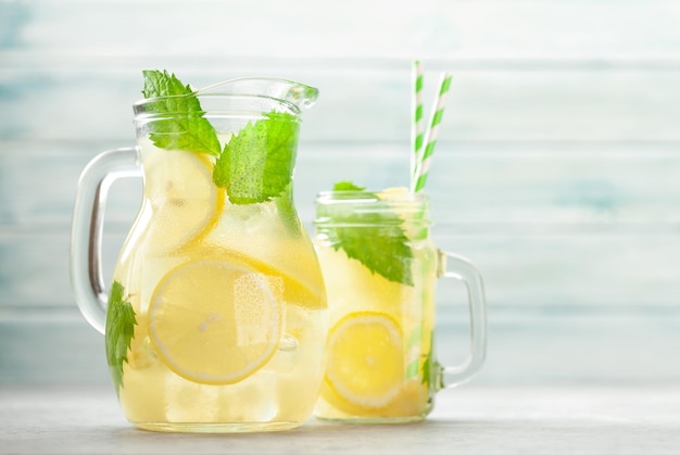 Limonata fatta in casa al limone e menta