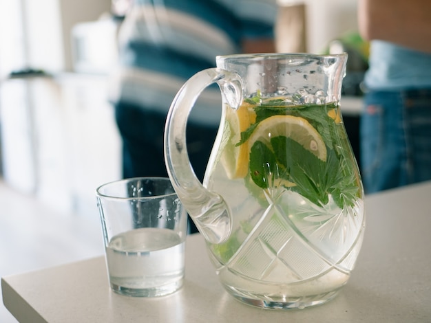 Limonata fatta in casa con fettine di limone e foglie di menta