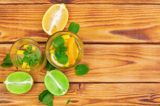 limonata fatta in casa con lime e menta