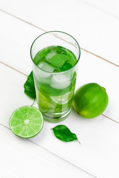 Limonata fatta in casa con lime e menta