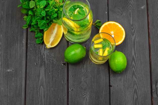 Limonata fatta in casa con lime e menta