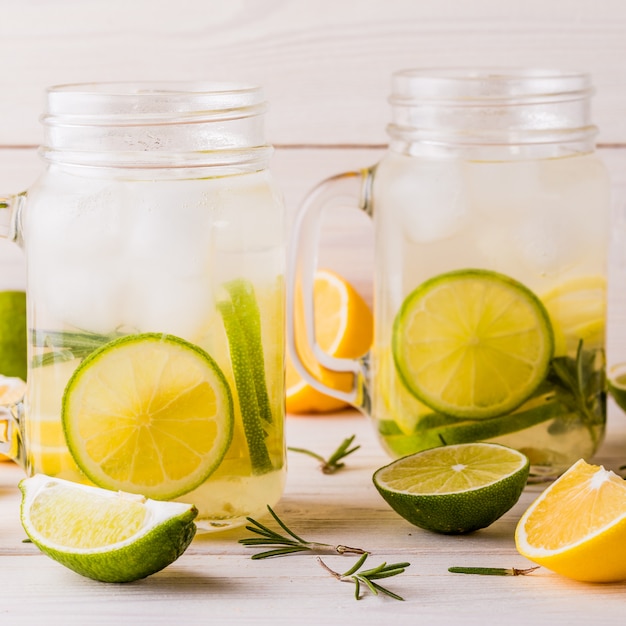 Limonata fatta in casa con lime, limone e rosmarino