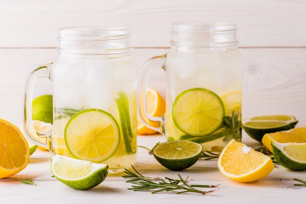 Limonata fatta in casa con lime, limone, rosmarino.