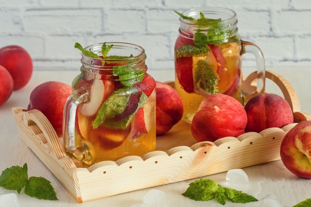 Limonata fatta in casa con pesche e foglie di menta