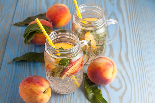 Limonata fatta in casa con pesche mature e menta fresca fredda.