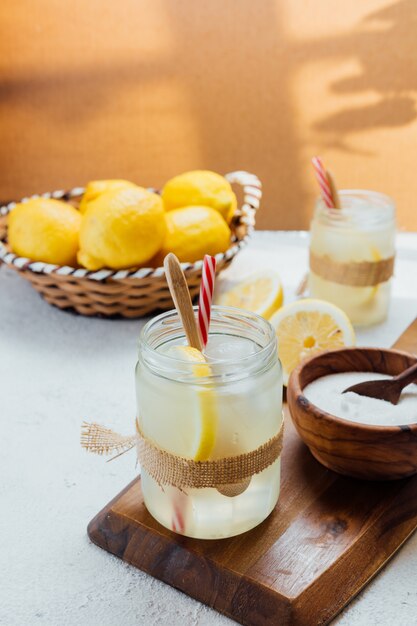 Limonata fatta in casa con zucchero.