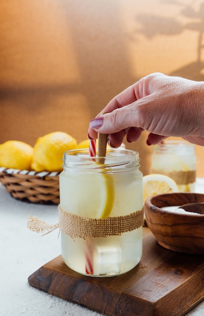 Limonata fatta in casa con zucchero.