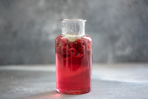 Limonata fatta in casa fragola e mirtillo con ghiaccio e menta