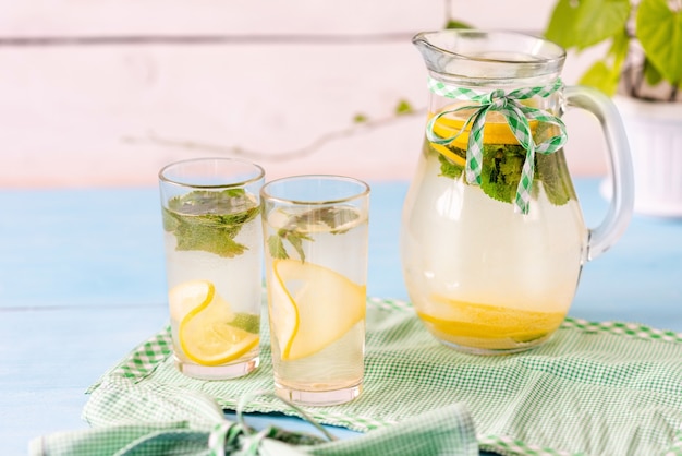 Limonata fatta in casa su una superficie di legno bianca