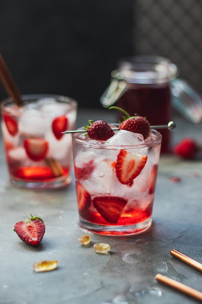 Limonata fredda alla fragola con cubetti di ghiaccio