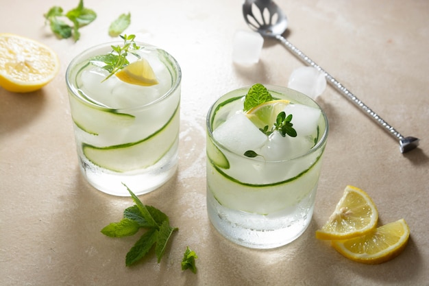 Limonata fredda con cetriolo, limone e ghiaccio. Bevanda rinfrescante estiva.