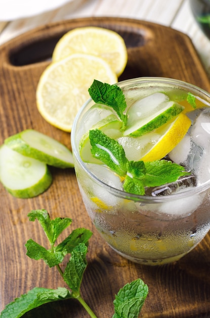 Limonata fredda con limone, menta e cetriolo.