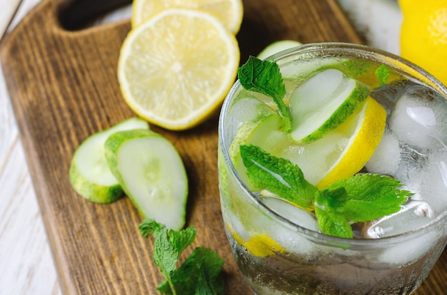 Limonata fredda con limone, menta e cetriolo.