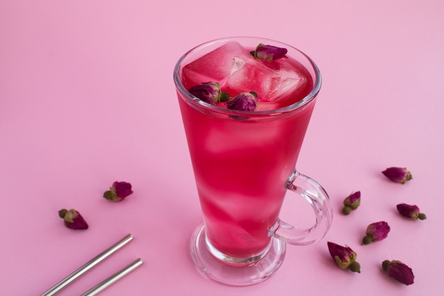 Limonata fredda o tè con rose rosa