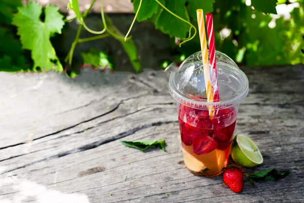 Limonata fresca alla fragola rossa