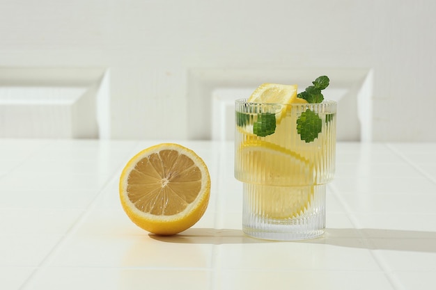 Limonata fresca con foglia di menta