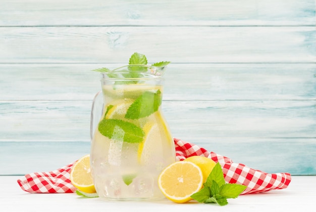 Limonata fresca fatta in casa con limone e menta