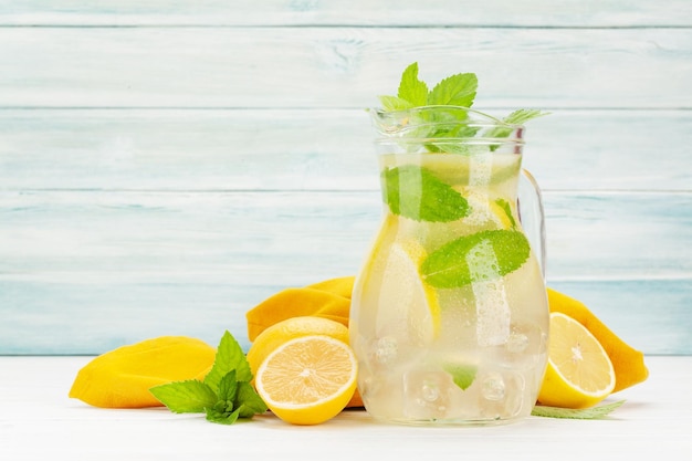 Limonata fresca fatta in casa con limone e menta