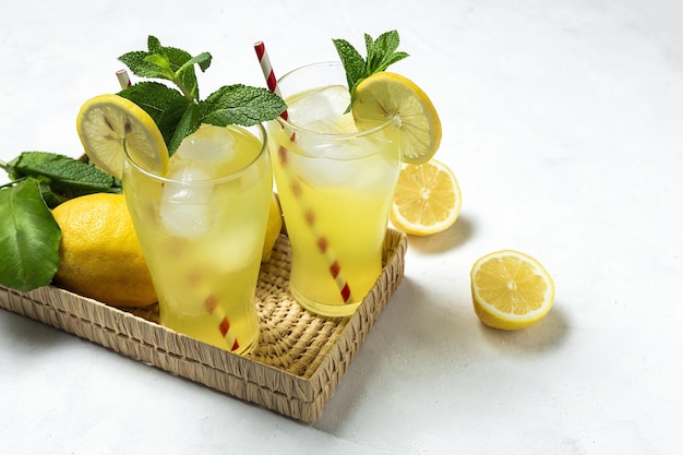 Limonata fresca fatta in casa o cocktail mojito con menta limone e ghiaccio