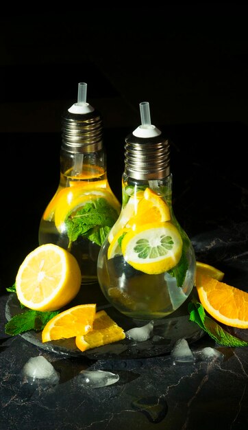 Limonata fresca fredda su sfondo scuro