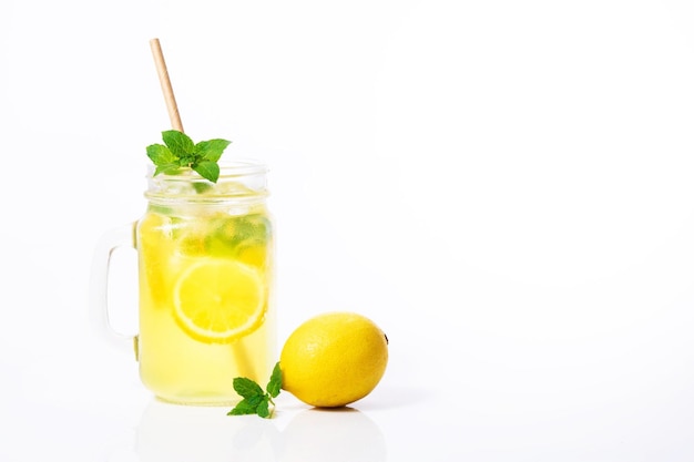 limonata in barattolo con ghiaccio e menta