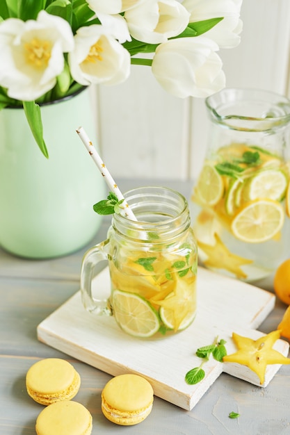 Limonata, macarons dolci e fiori di tulipano