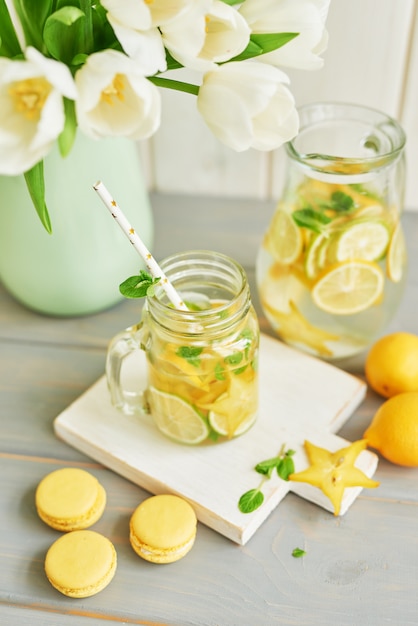 Limonata, macarons dolci e fiori di tulipano