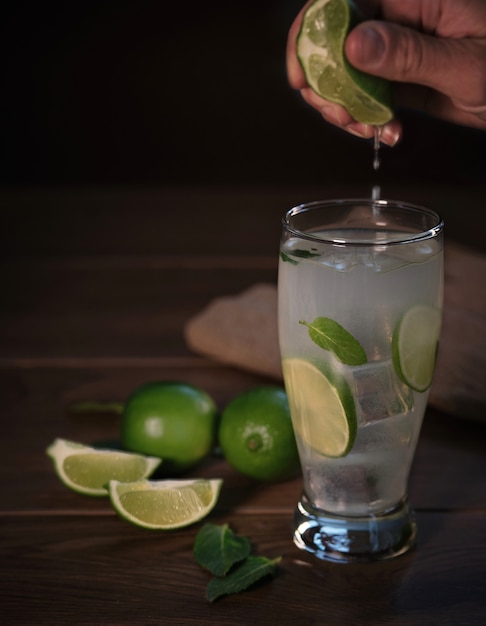 Limonata naturale con fondo in legno