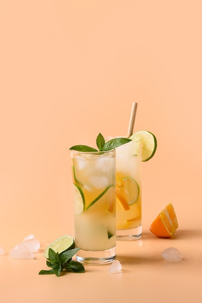 Limonata o cocktail fredda e rinfrescante con fetta d'arancia e lime.