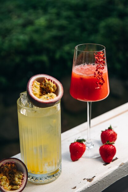 Limonata o cocktail tropicale con frutto della passione e Cooling Rossini cocktail alcolico italiano con