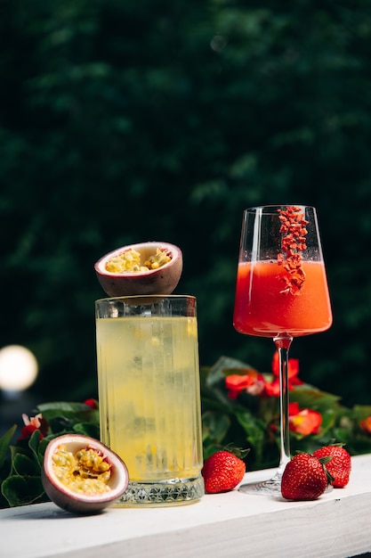 Limonata o cocktail tropicale con frutto della passione e Cooling Rossini cocktail alcolico italiano con
