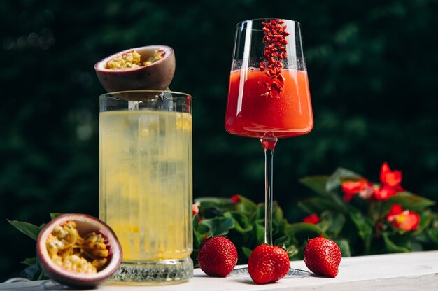 Limonata o cocktail tropicale con frutto della passione e Cooling Rossini cocktail alcolico italiano con